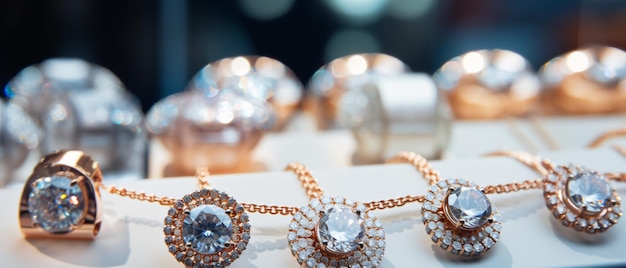 Sieraden diamanten ringen en halskettingen worden weergegeven in een luxe kamer