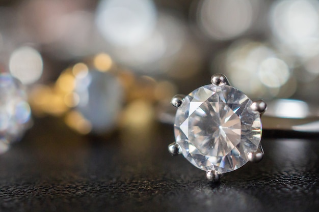 Sieraden diamanten ringen ingesteld op zwarte achtergrond close-up