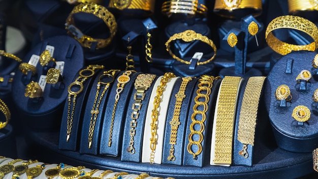 Sieraden etalage met een enorme selectie gouden sieraden armbanden kettingen