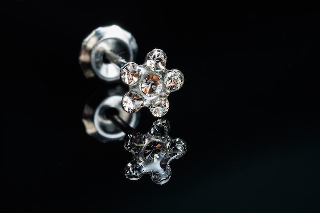 Sieraden met stenen oorbellen luxe zilveren oorbellen met diamanten saffieren op een zwarte achtergrond