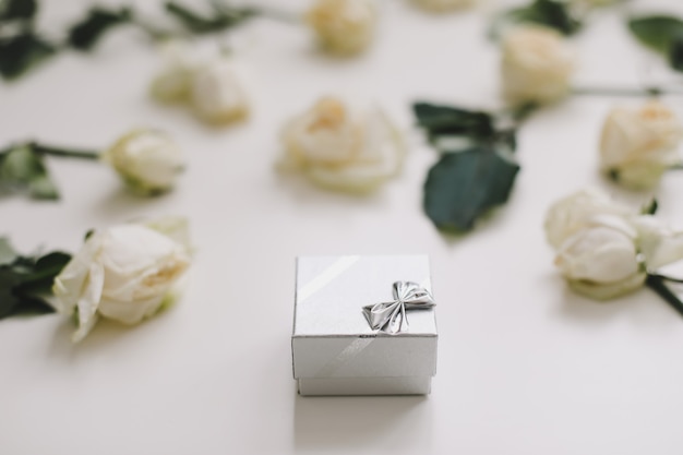 Sieraden ring doos en witte rozen op wit