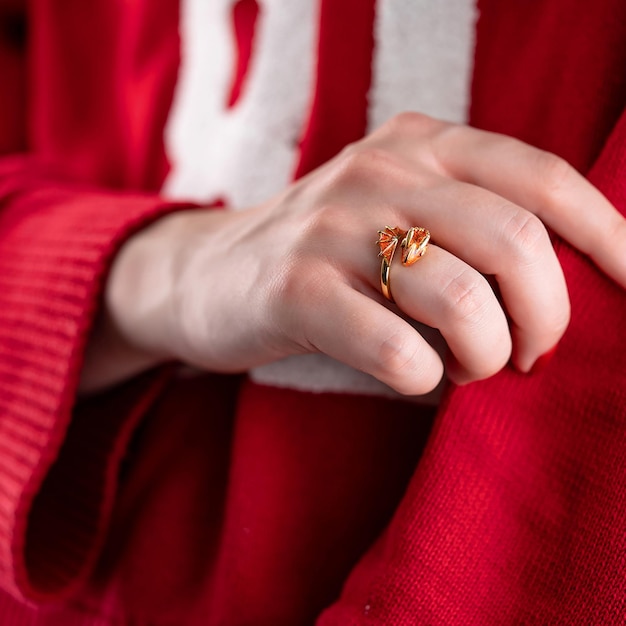 Sieradenring aan de vinger van een vrouw