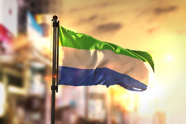 Sierra Leone Vlag Tegen Stad Wazige Achtergrond Bij Zonsopgang Backlight