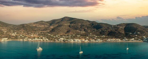 Sifnos eiland Platis Gialos dorp Cyclades Griekenland Panoraambeeld zonsondergang zee zandstrand Banner