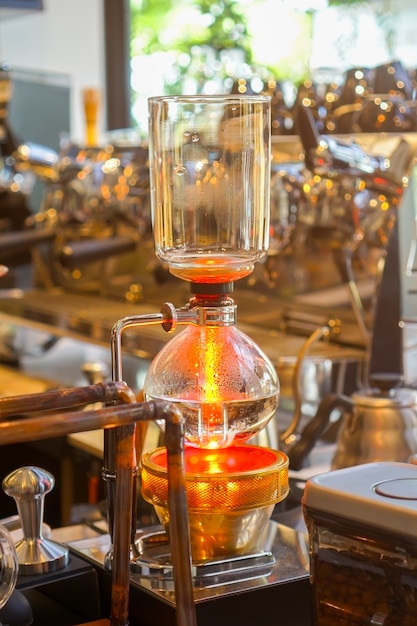 Foto sifon (sifon) koffiezetapparaat is een vacuüm koffiezetapparaat zet koffie