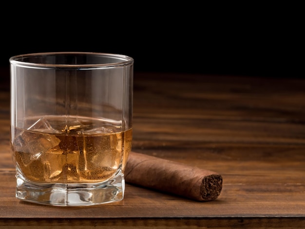 Sigaren en whisky op een houten tafel kopieer de ruimte