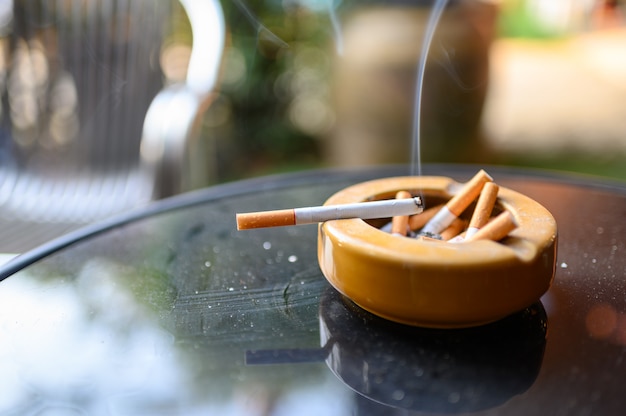 Foto sigaret branden met roken op asbak