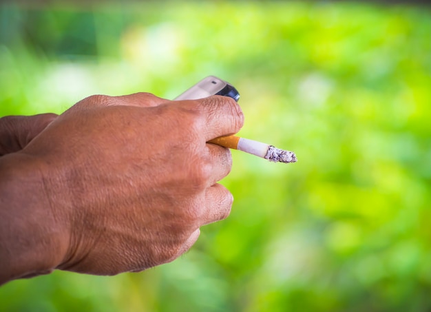 Sigaretten roken in de hand