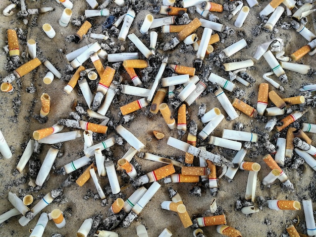 Sigarettenpeuken, gerookt in asbak is slecht voor je gezondheid