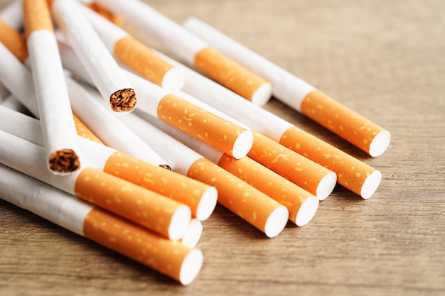 Sigarettenroltabak in papier met filterbuis Niet roken concept