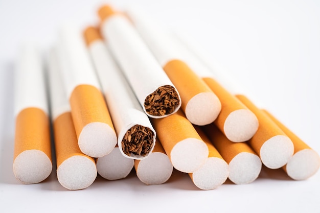 Sigarettentabak in rolpapier met filterbuis Niet roken concept