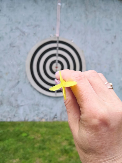 Foto la vista della freccia gialla del dardo al centro del bersaglio per le freccette