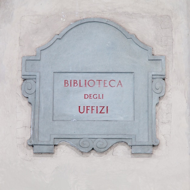 イタリア、フィレンツェのBiblioteca degli Uffizi（ウフィツィ美術館）の正面玄関近くの観光