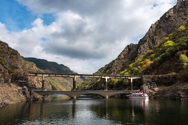 Ribeira Sacra의 Sil 강의 Doade에 정박 한 관광 관광 보트