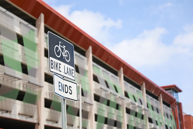 自転車専用レーンと書かれた自転車専用レーンの標識。