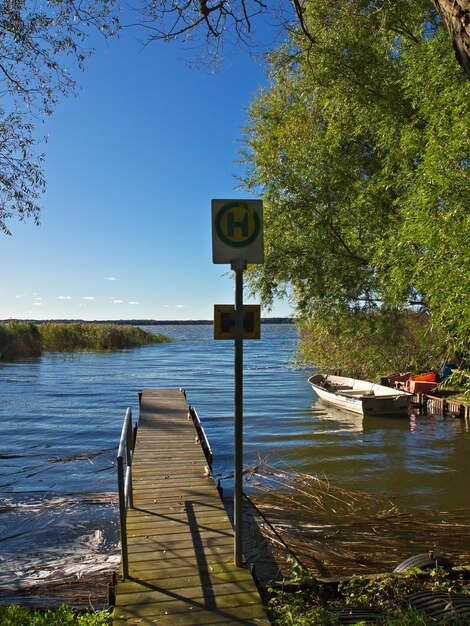 Foto tabella di segnaletica presso il molo sulla riva del lago