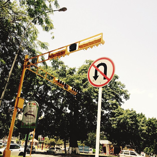 Foto tabella di segnalazione su strada