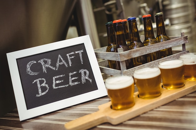 Foto cartello con campioni di birra al birrificio