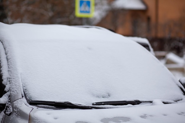 A sign on a car that says'no parking'on it