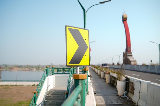 Photo sign curved road on the way at the bridge