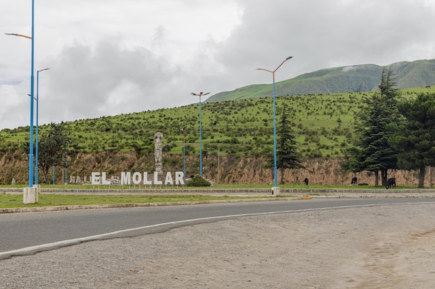 Foto segno all'ingresso della città di el mollar a tucuman, in argentina