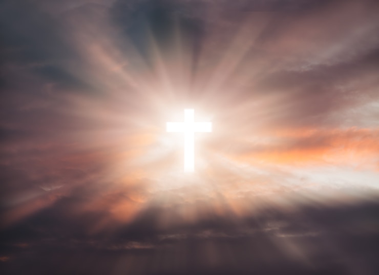 Photo sign of faith. cross in the sky. glowing cross with rays of light against of clouds background