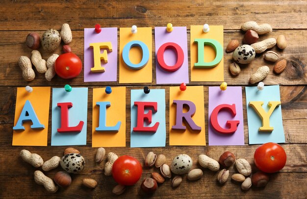 Photo sign food allergy with nuts on wooden background