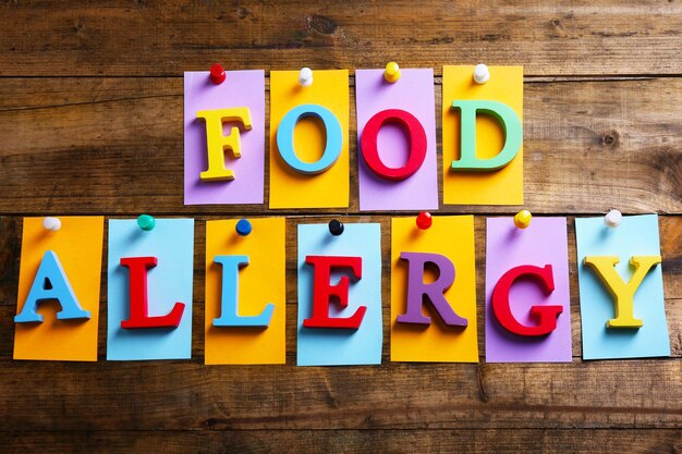 Foto segno allergia al alimento su sfondo di legno