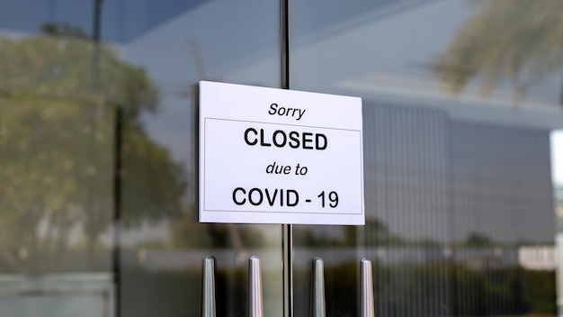 The sign in front of the office is temporarily closed. Sign Coronavirus in the store