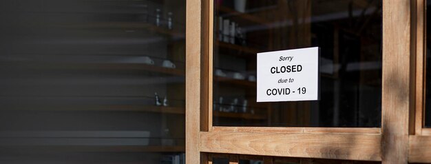 L'insegna davanti all'ufficio è momentaneamente chiusa cartello coronavirus in negozio