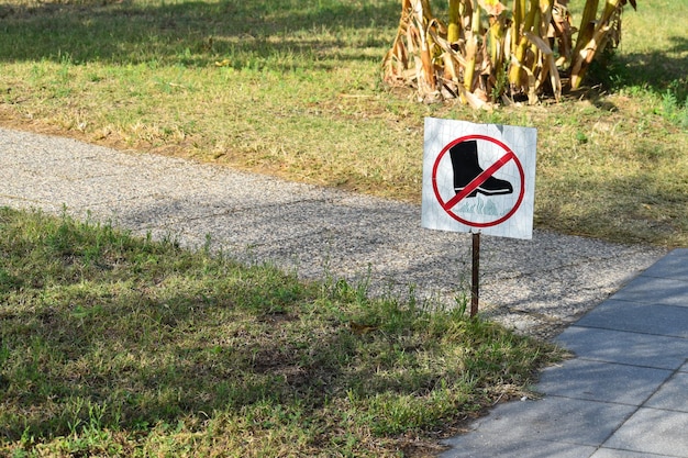 Segno è vietato camminare sul prato. divieto di calpestare l'erba verde. non camminare sull'erba