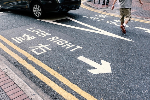 写真 香港の歩行者安全のための道路の標識 古い映画の見た目効果