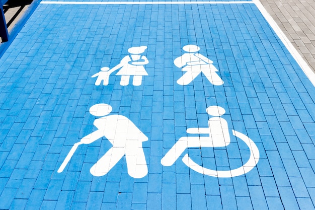 Foto cartello, parcheggio per disabili nel parcheggio del centro commerciale