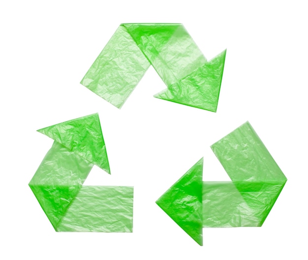 사진 흰색 배경에 격리된 녹색 가방에서 재활용 플라스틱에 서명하세요. 환경 오염