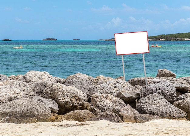 Foto iscriviti sulle rocce dell'oceano