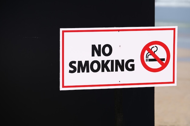 Photo sign saying no smoking on the beach