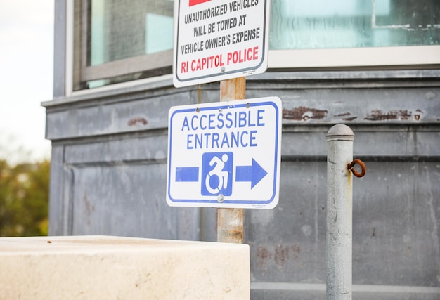 A sign that says accessible entrance and says " capitol police ".