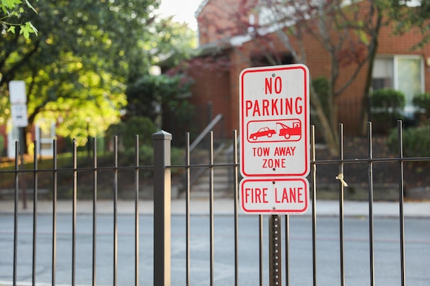 A sign that says no parking lane on it