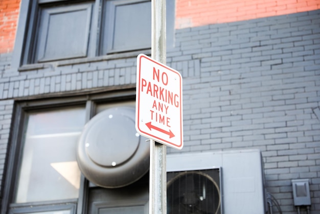 A sign that says no parking and time on it