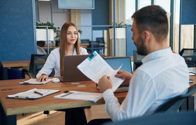 Подпишите этот документ Мужчина и женщина работают в офисе