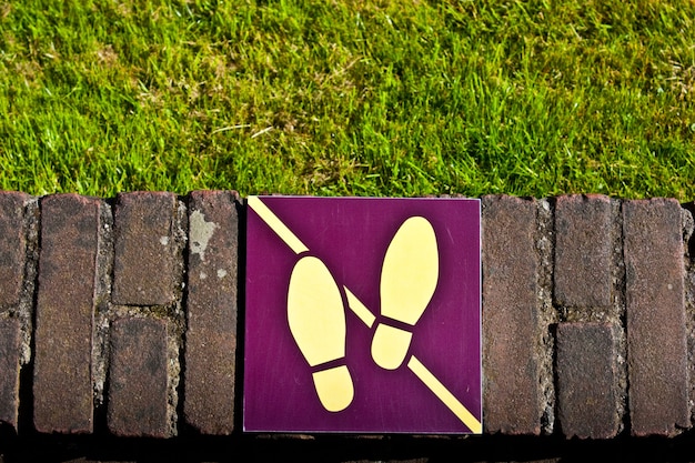 Sign: don't walk on the grass, useful for conceptual