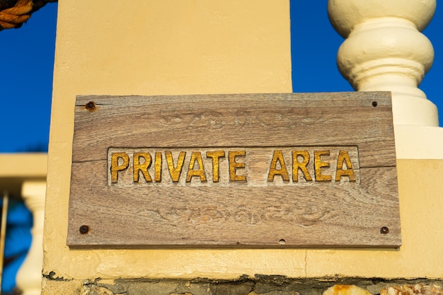 Знак, предупреждающий о входе в частную зону, висящий на заборе собственности.