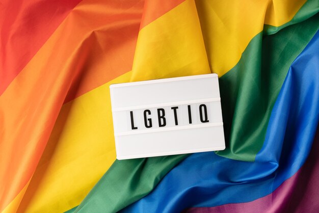 Foto firma con il messaggio lgtbiq sulla bandiera arcobaleno