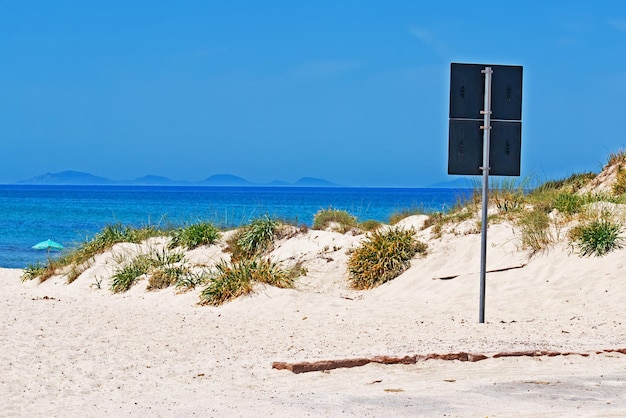 Signaal op het strand van achteren gezien