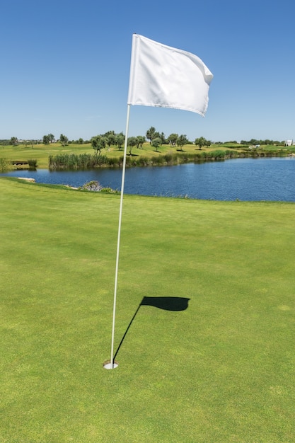 Foto bandiera di segnalazione per la buca sul campo da golf.