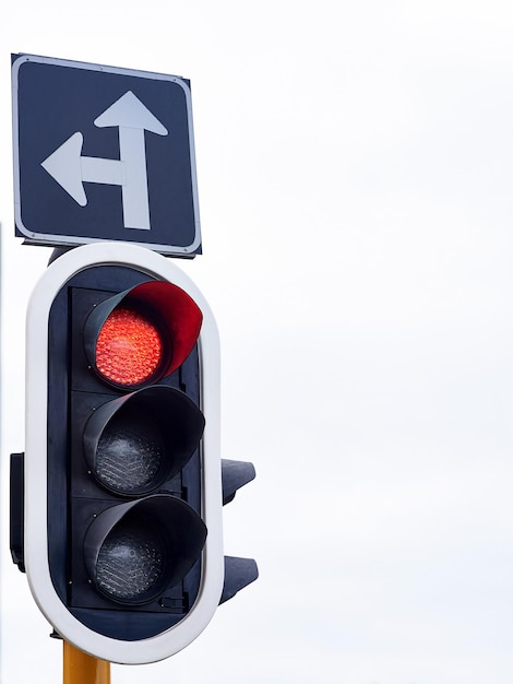 Signalering om te stoppen Schot van verkeerslichten tegen een grijze lucht