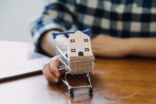 Подписание контрактов на продажу и страхование жилья с агентами по недвижимости