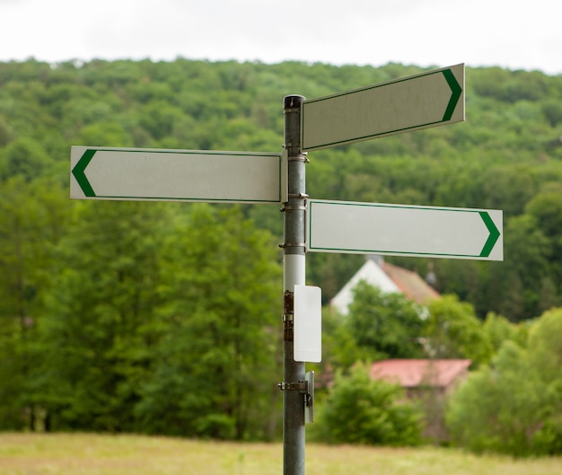 Foto segnavia su una strada di campagna