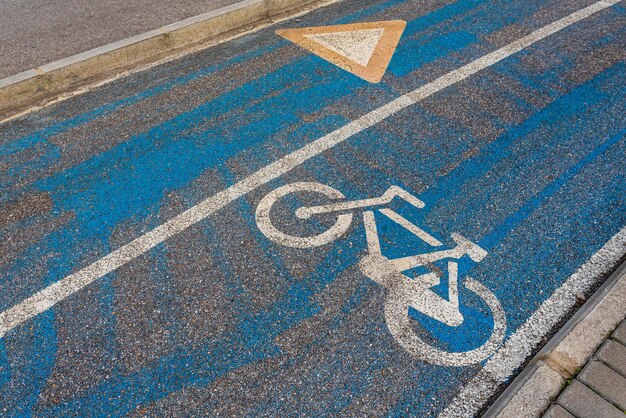 Foto segnali per parcheggio bici solo su strada