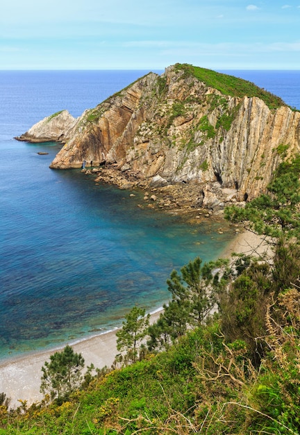 シレンシオビーチ（スペイン）。大西洋の海岸線の風景。